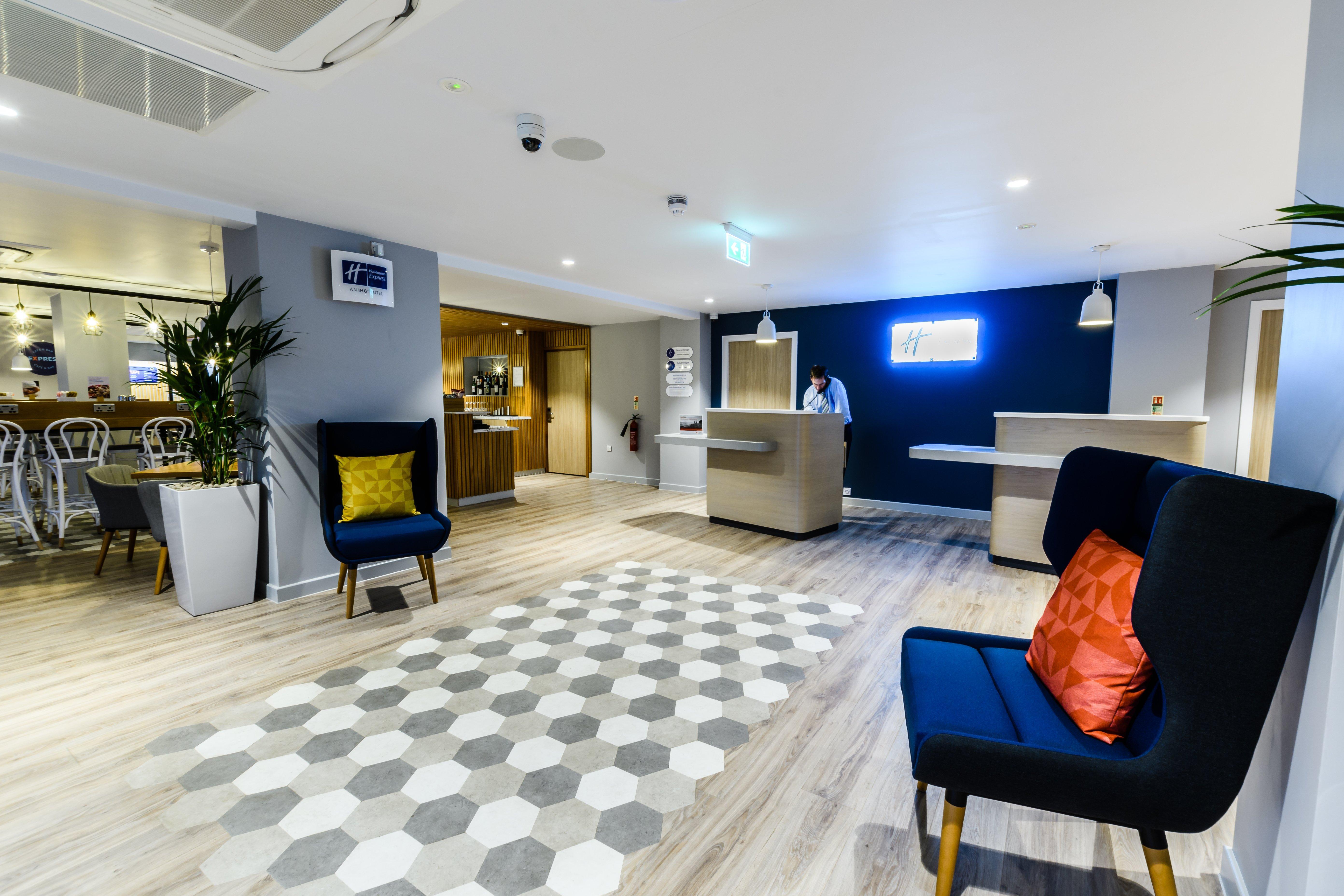Holiday Inn Express - Wigan By Ihg Bagian luar foto