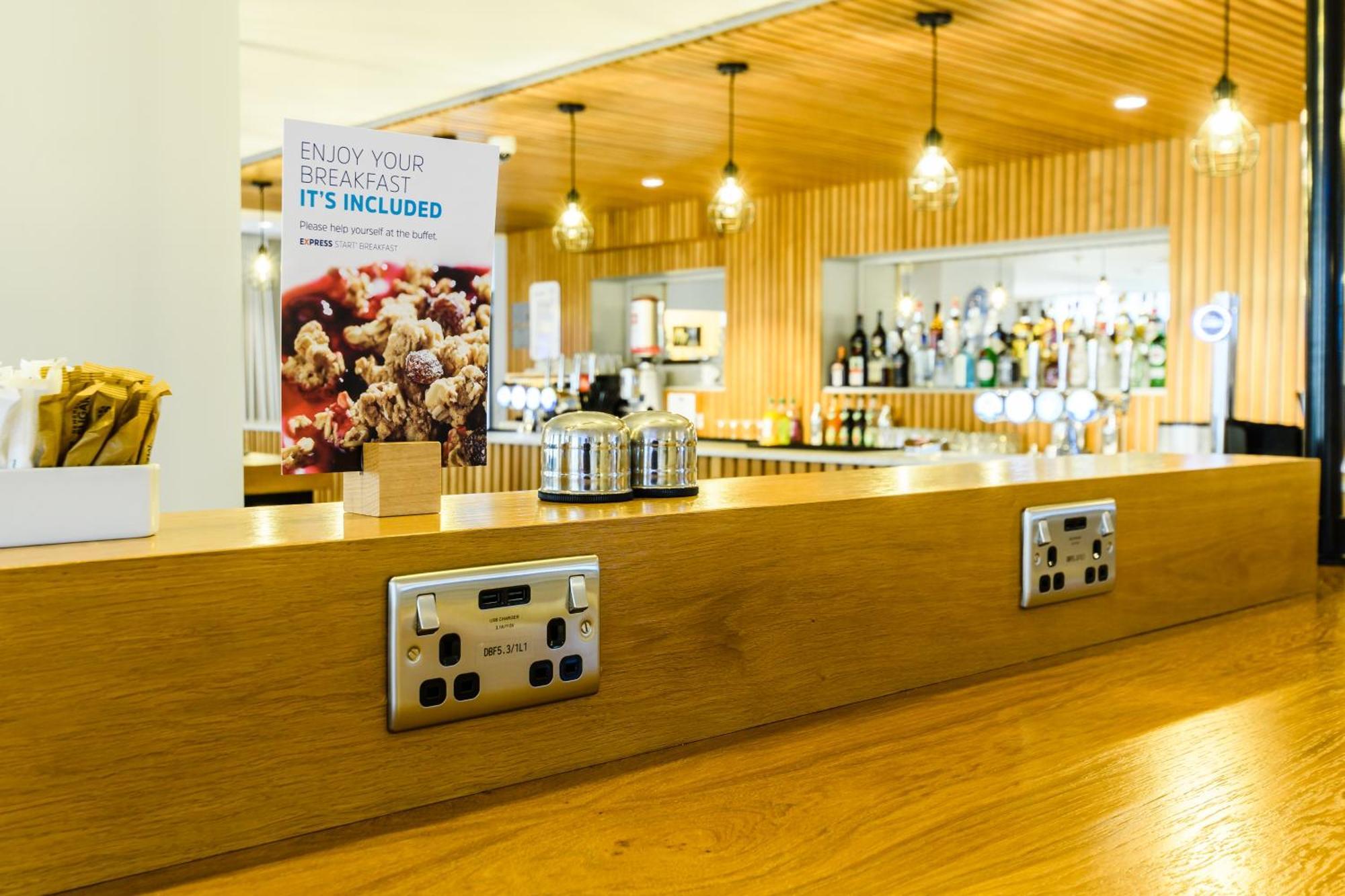 Holiday Inn Express - Wigan By Ihg Bagian luar foto